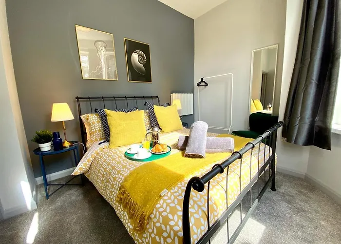 Beachside Bliss: Trendy Apartment near Bournemouth