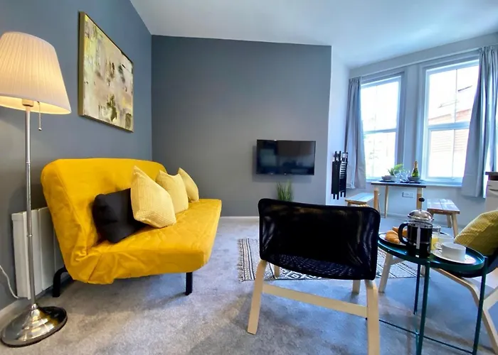 Beachside Bliss: Trendy Apartment near Bournemouth