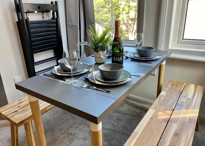 Beachside Bliss: Trendy Apartment near Bournemouth