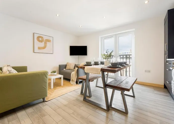 Spacious, Newly Renovated, Three Bedroom Town Centre Duplex With Free Parking, Sleeps Seven - Walking Distance To Beach