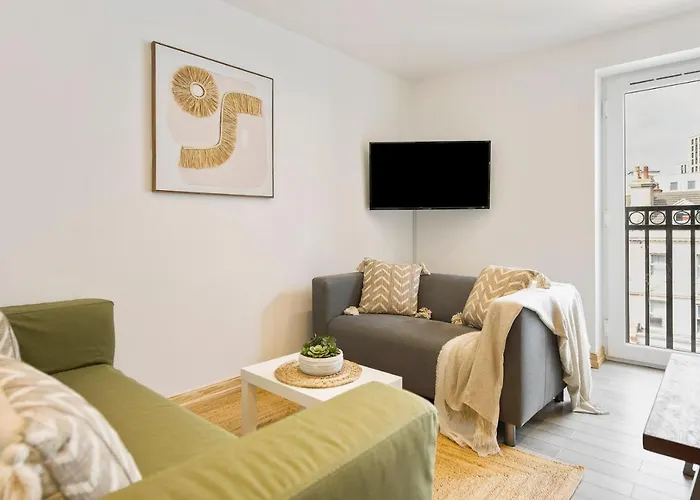 Spacious, Newly Renovated, Three Bedroom Town Centre Duplex With Free Parking, Sleeps Seven - Walking Distance To Beach
