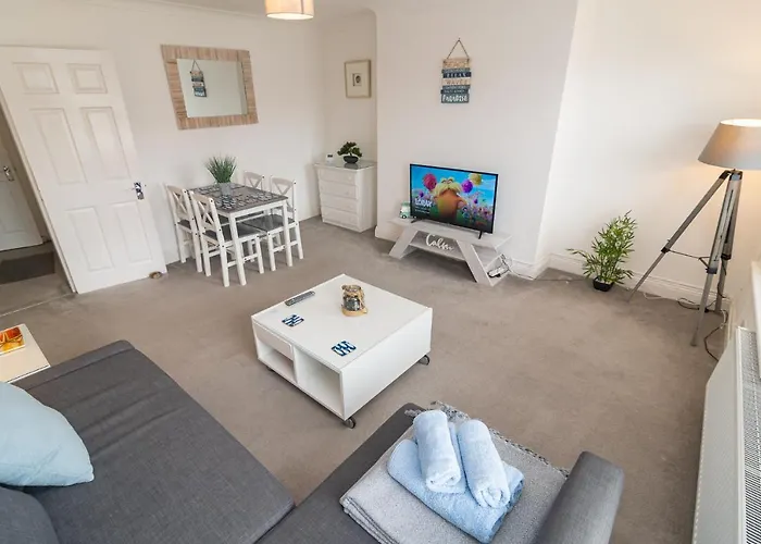 Light & Airy 1-Bed, Town Centre, Near Beach